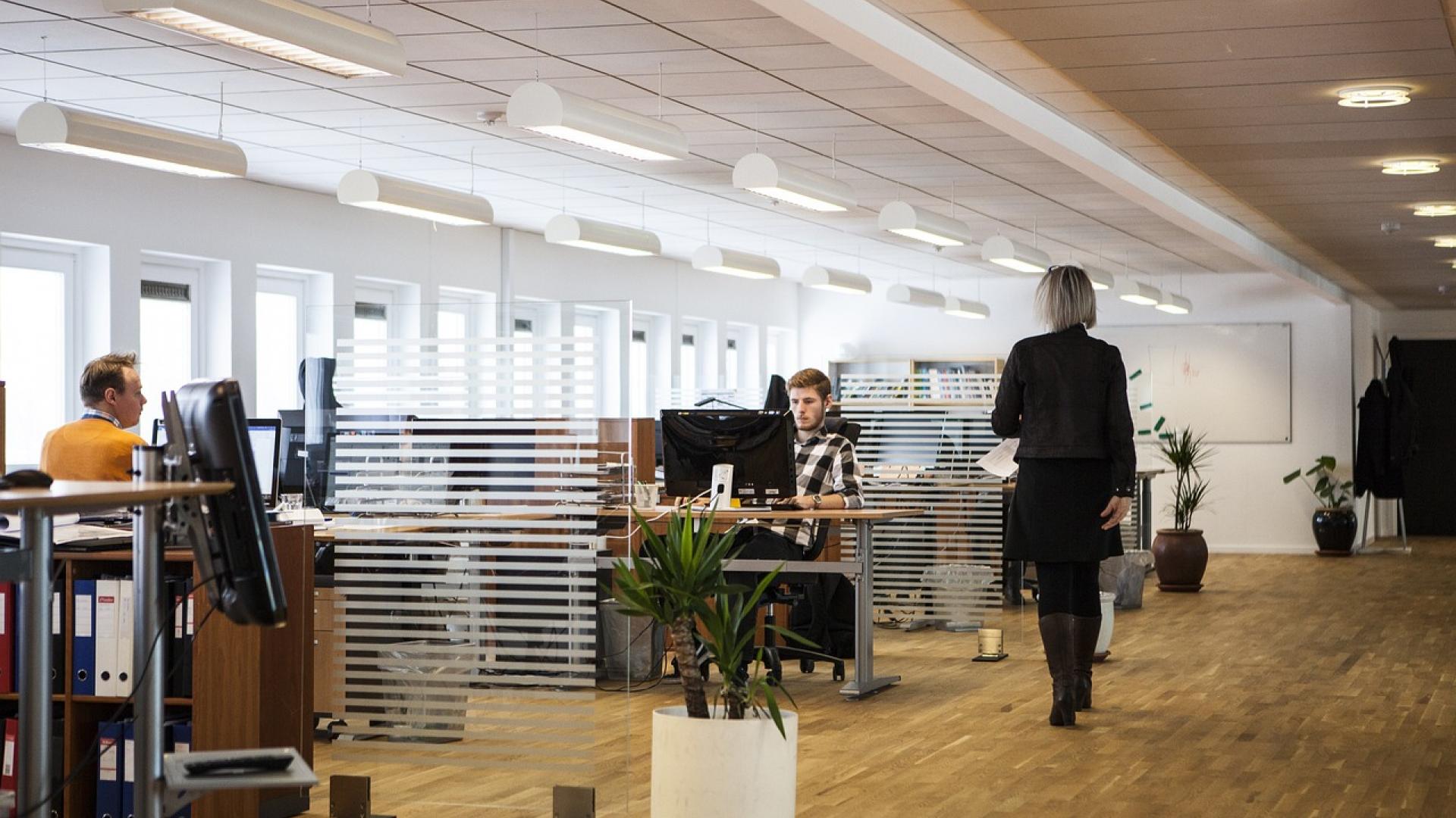 Directeur d'entreprise qui passe dans un open space.