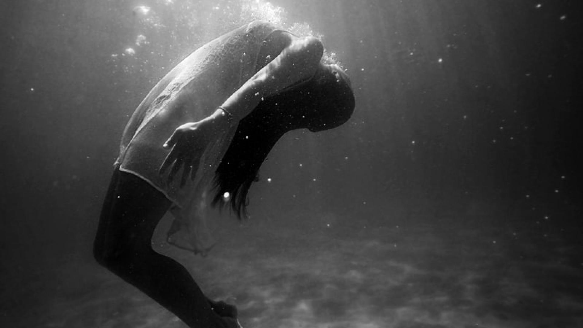 Une femme sous l'eau