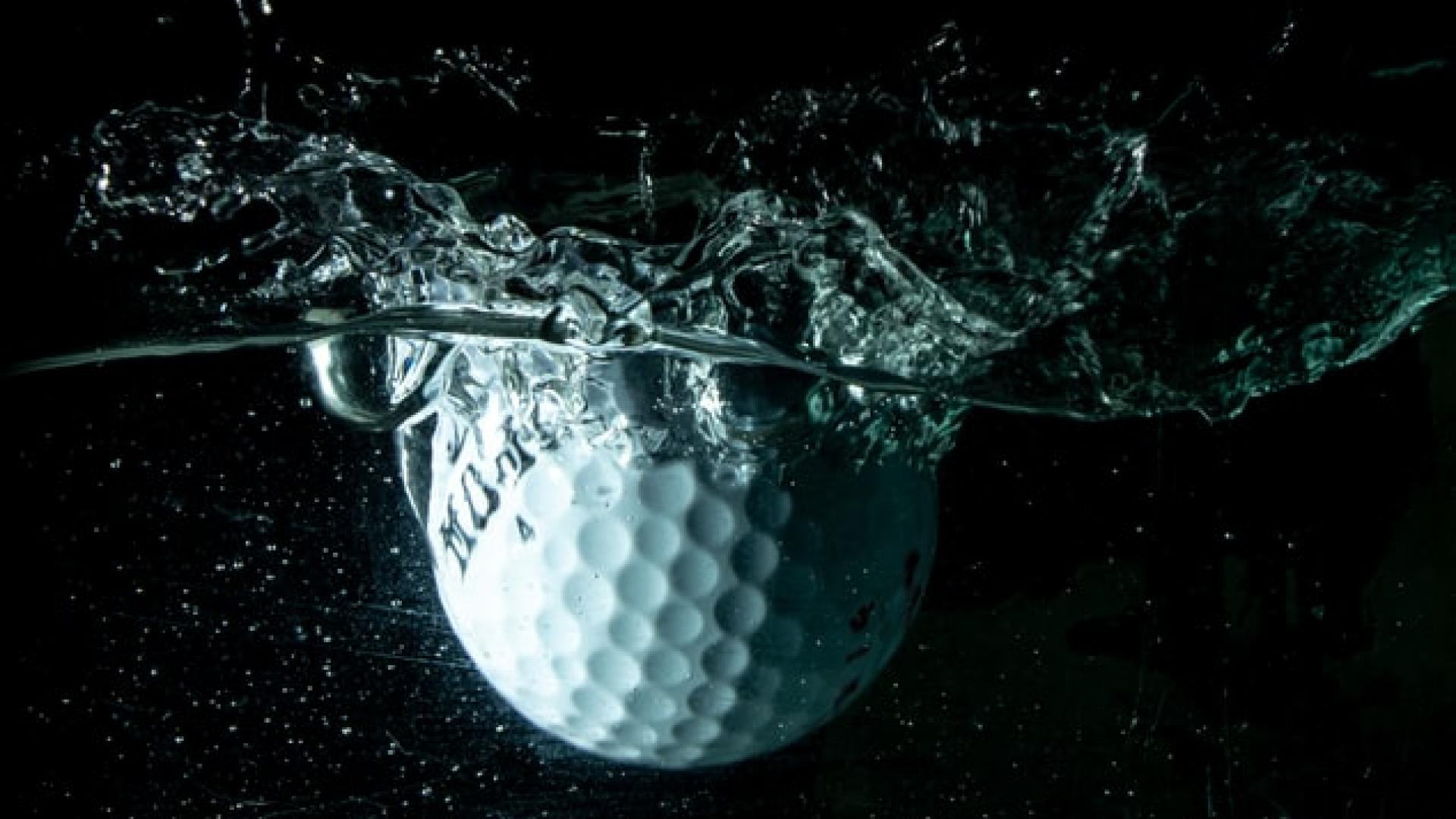 Balle de golf qui tombe dans l'eau